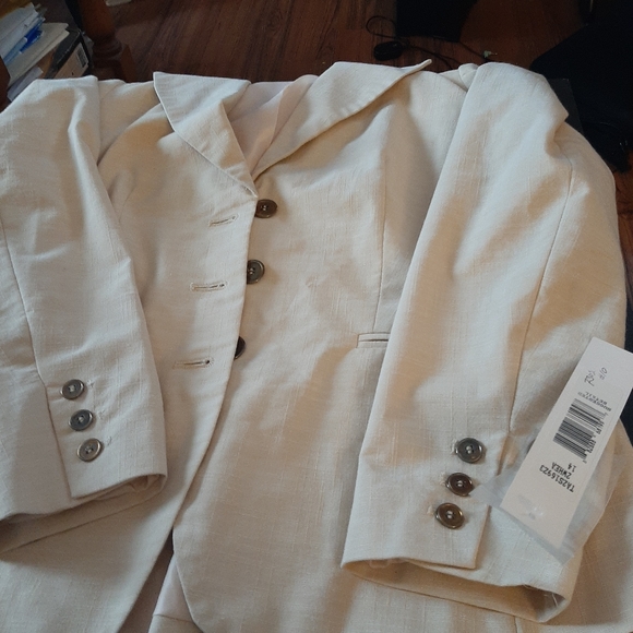 Ladies clothing - Picture 6 of 8